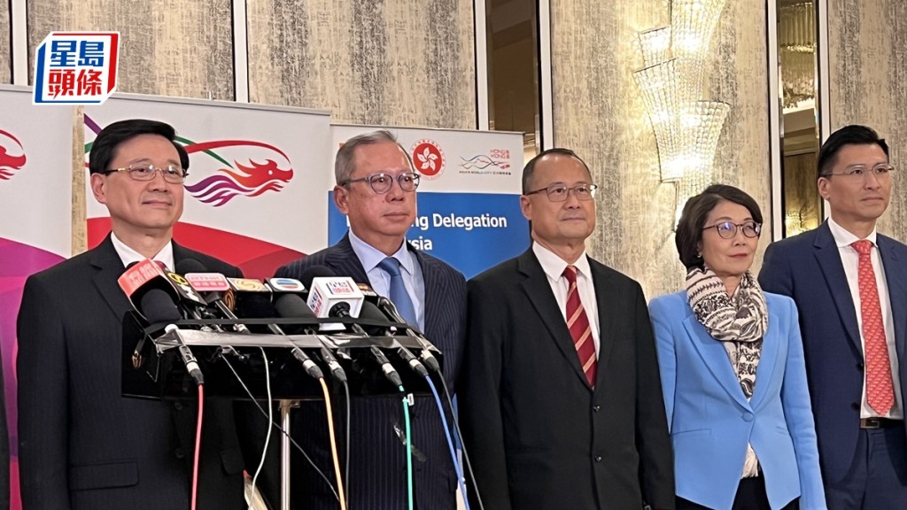 李家超(左)及訪問團成員總結東盟三國訪問之行。郭詠欣攝