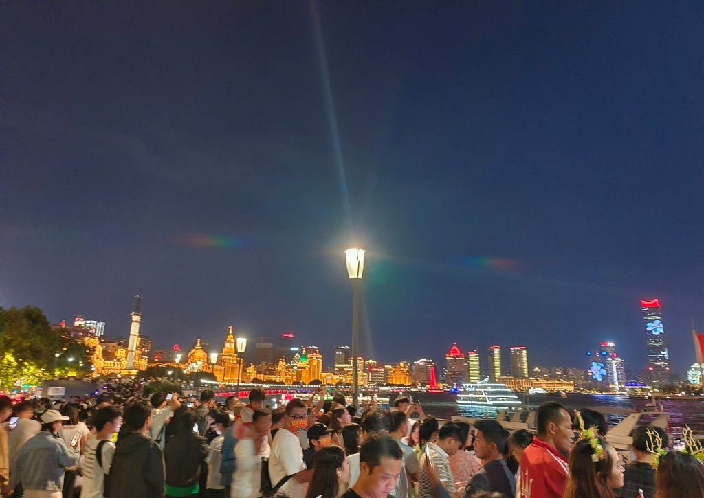 大批民众涌到上海外滩庆祝国庆。微博