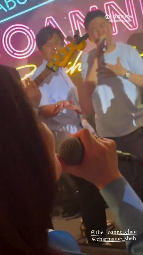 佘詩曼在台下與譚詠麟及陳易遙等對唱《愛情陷阱》。