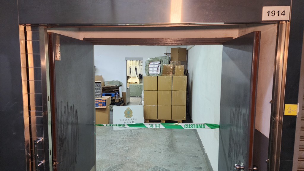 海關在鴨脷洲展開反私煙行動,搗破一個懷疑私煙儲存倉庫。黎志偉攝 海關在鴨脷洲展開反私煙行動,搗破一個懷疑私煙儲存倉庫。黎志偉攝