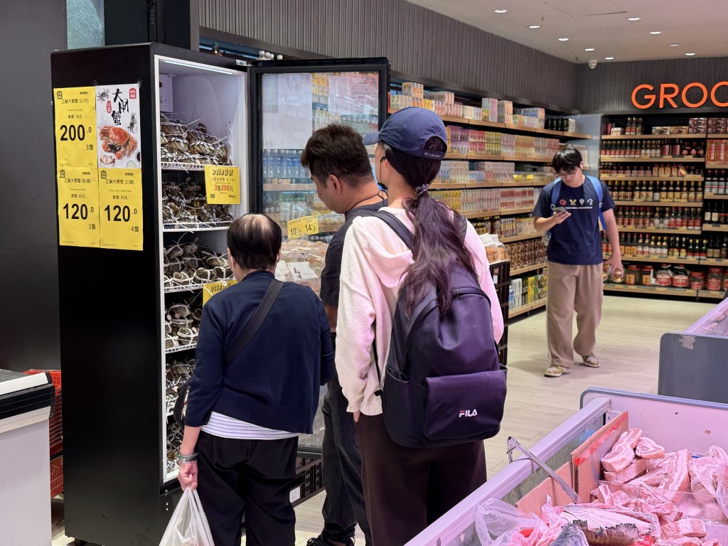 記者在佳宝現場所見,不少顧客也在雪櫃前選擇大閘蟹。 記者在佳宝現場所見,不少顧客也在雪櫃前選擇大閘蟹。