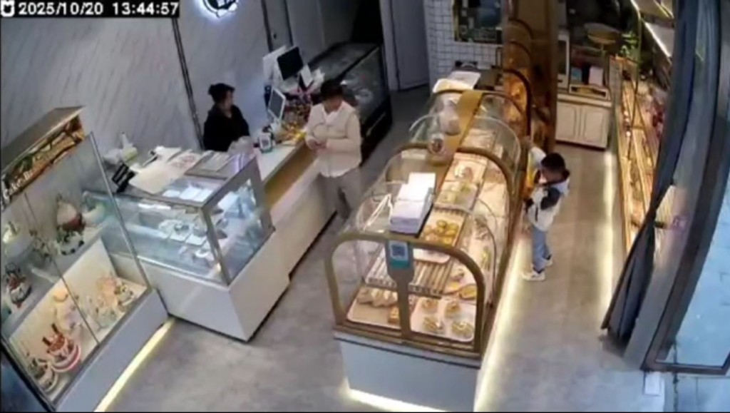 「小雲愛吃香菜」不滿店員阻止兒子用手碰食物，造謠店家食物衛生。抖音