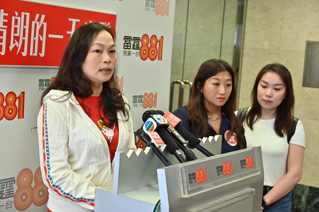 香港女子冰球隊領隊關婉儀（左）、隊員陳沛穎（中）及副隊長郭凱琪（右）。黃頌偉攝
