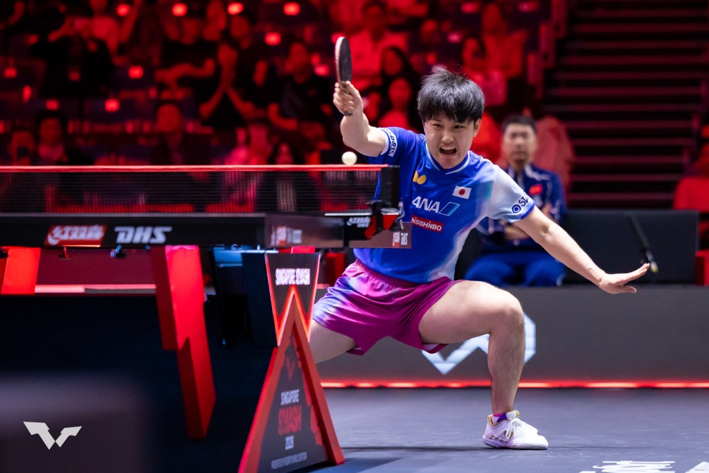 首局张本智和突然要求暂停更换球衣，导致衣裤颜色不一。WTT图片