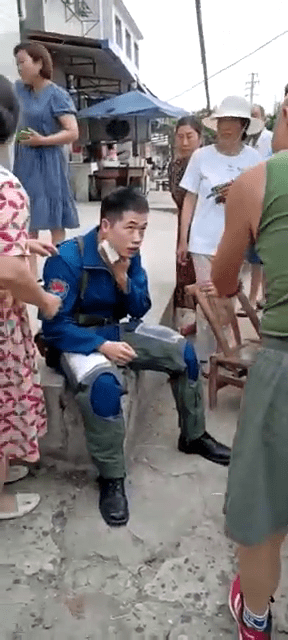 湖北襄陽解放軍戰機墜落民房爆炸,機師跳傘成功僅受輕傷。