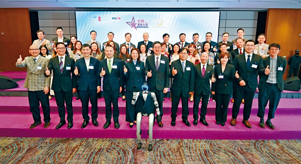 ■商務及經濟發展局副局長陳百里（右6）、「星島新聞集團」副行政總裁林善喬（左5）、《星島日報》總編輯湯錦標（右5）等，出席頒獎禮。