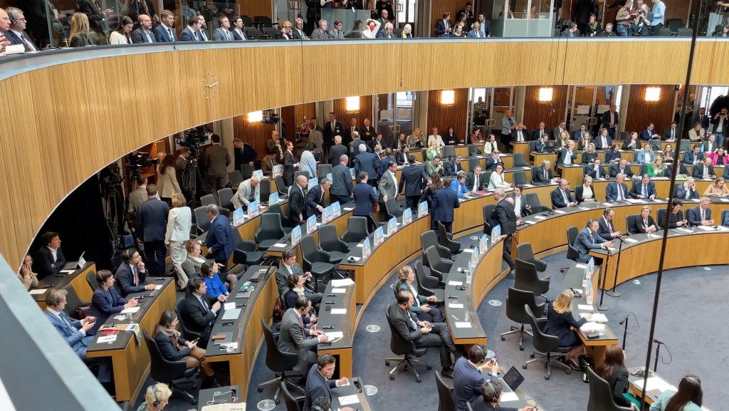 奧地利議員拒聽澤連斯基演講，紛紛離開議事廳。 路透社