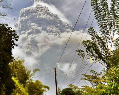 聖文森蘇弗里耶爾火山在當地周五早上發生大噴發。AP圖片