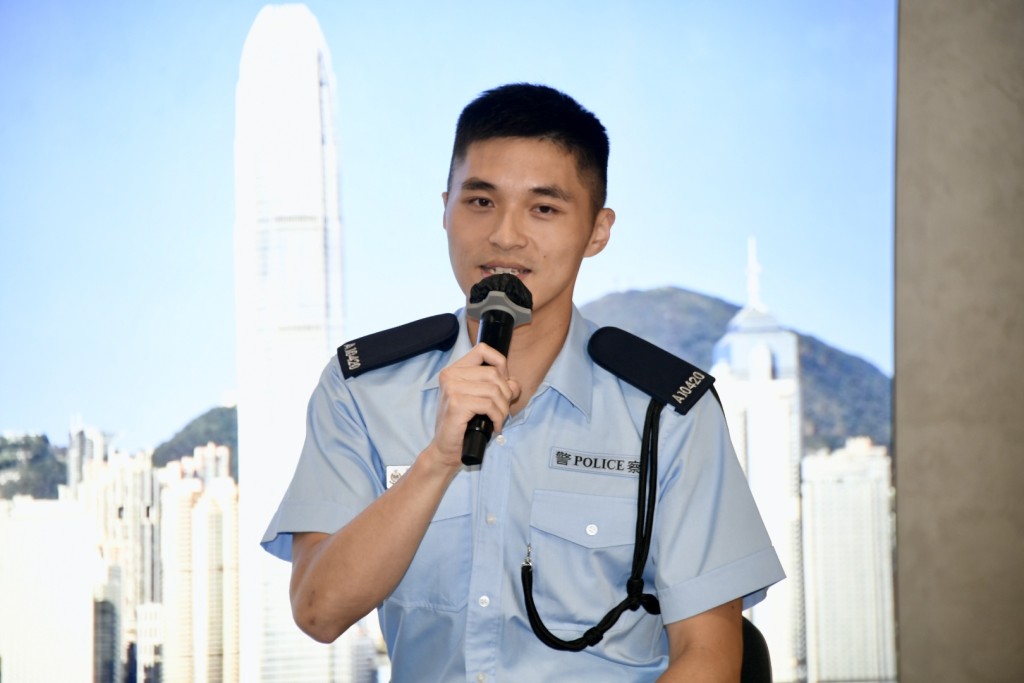 榮獲「銀笛獎」的吳海俊表示, 統計師與輔警的工作看似風馬牛不相及,實則相輔相成。 榮獲「銀笛獎」的吳海俊表示, 統計師與輔警的工作看似風馬牛不相及,實則相輔相成。