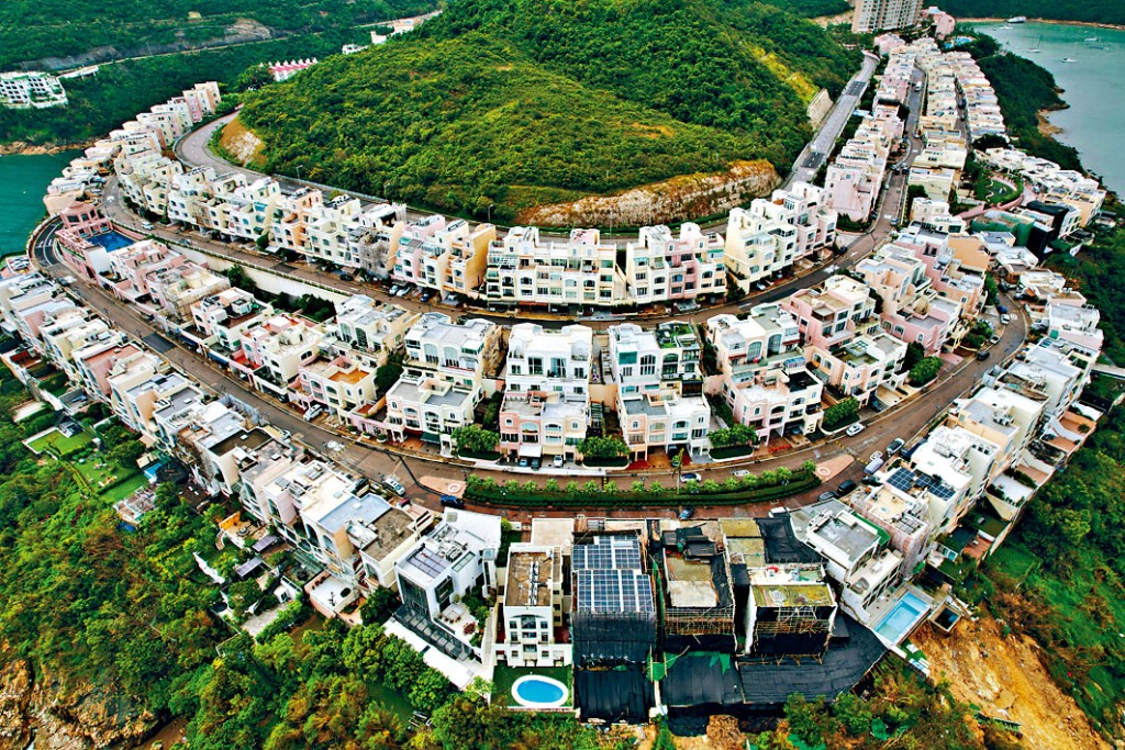 紅山半島僭建成風，巡查隨時牽連不少獨立屋。
