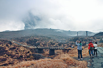 ■遊人爭相拍下阿蘇火山噴發的一刻。