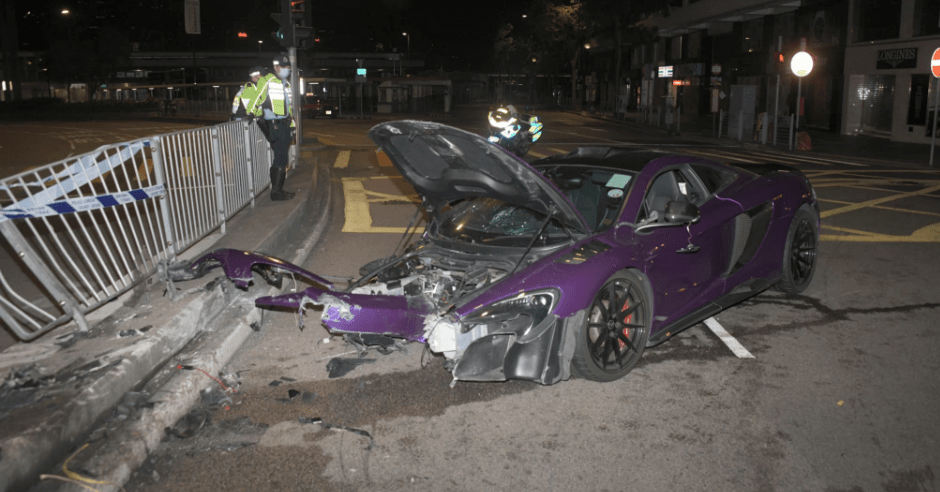 尖沙嘴跑車失事撞欄。