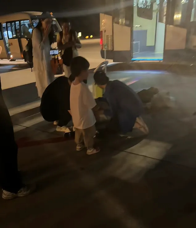 現場有人暈倒。 現場有人暈倒。
