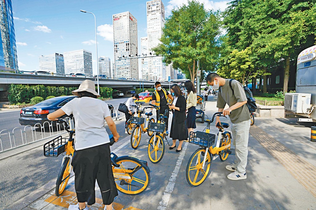 北京地鐵乘客出站後，掃瞄共享單車代步。
