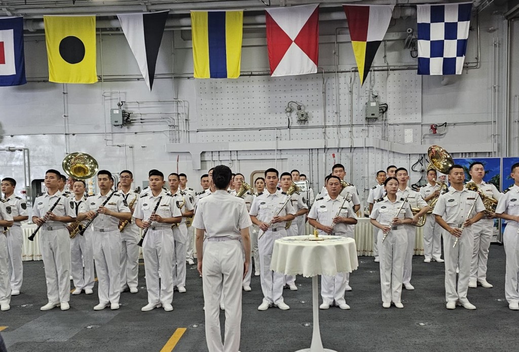 甲板招待會上有海軍軍樂團進行表演。陳勇提供圖片 甲板招待會上有海軍軍樂團進行表演。陳勇提供圖片