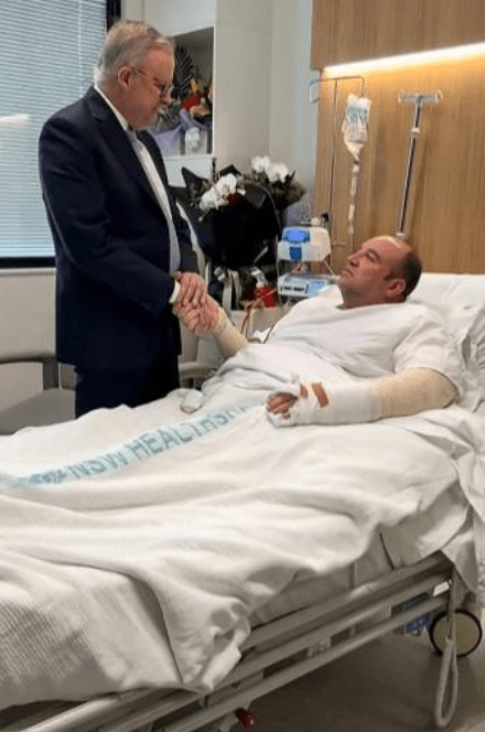 澳洲總理阿爾巴尼斯到醫院探望艾哈邁德。法新社