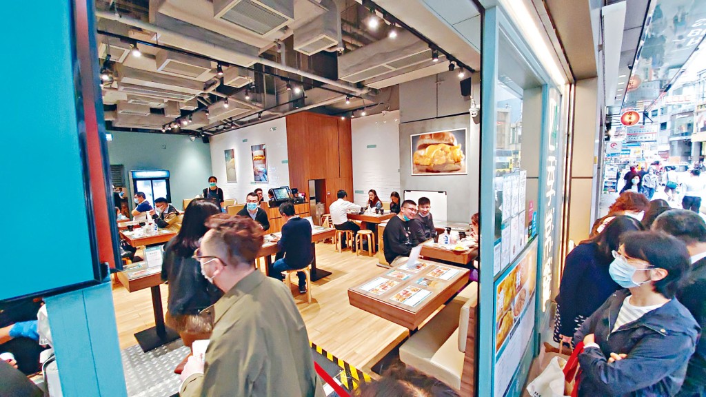 中環「四季常餐」茶餐廳昨如常營業。