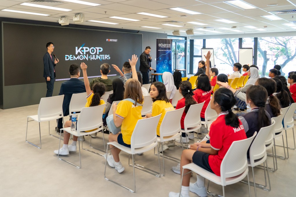 Michael及Rainbow喜見學生的反應相當熱烈，積極參與討論與發問，顯示出對學習網絡安全知識的興趣和渴望。