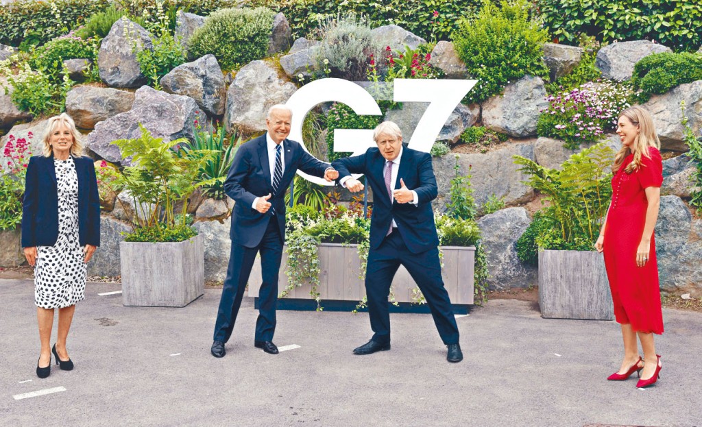 ■拜登与约翰逊碰手肘。