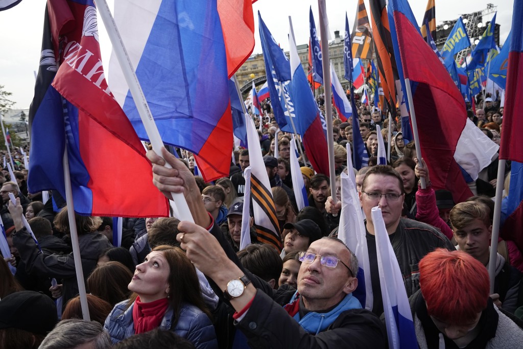 民眾舉起俄羅斯國旗參加集會。AP