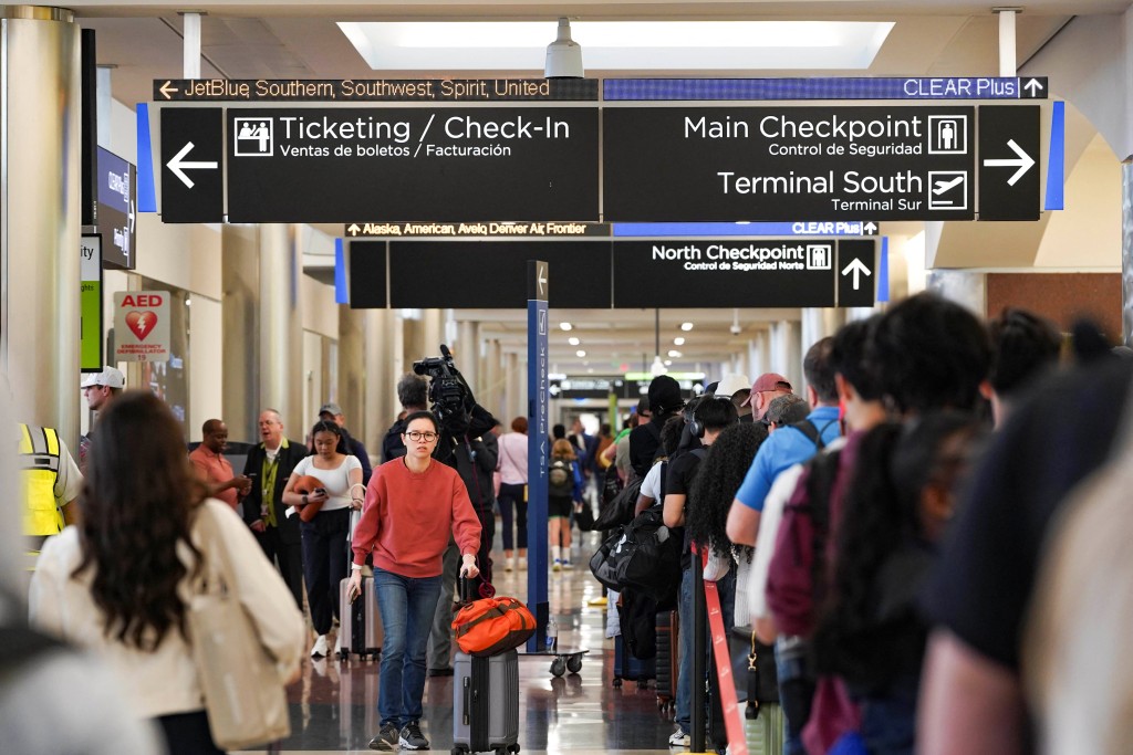 主要機場安檢人手嚴重不足，影響旅客出行。路透社