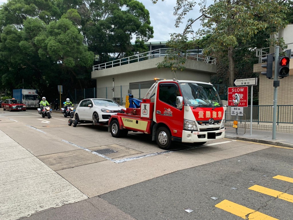 警方拖走20架造成嚴重阻塞的車輛。警方圖片