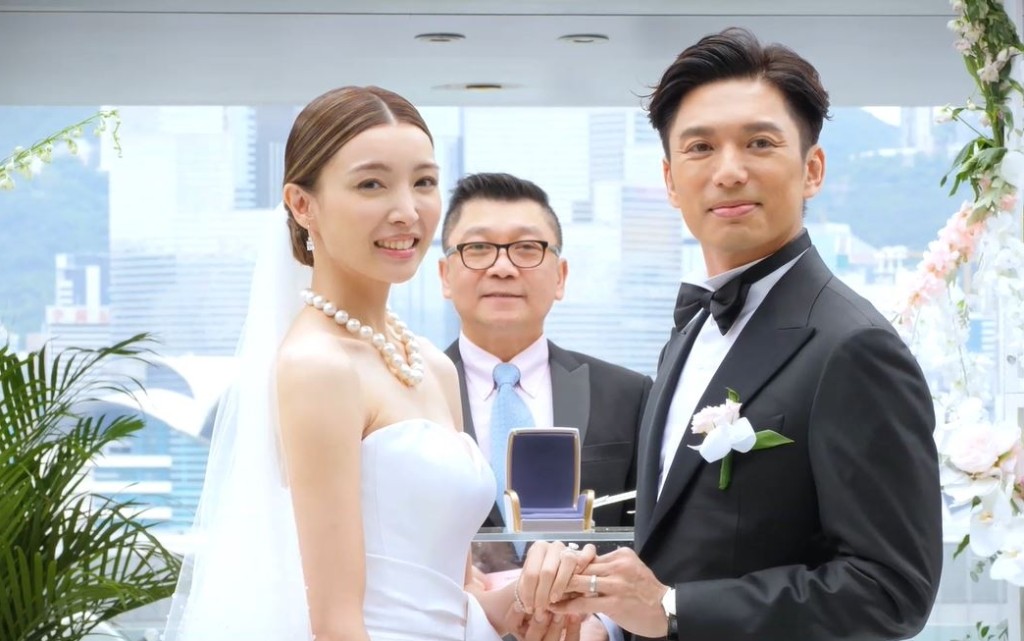 薛世恒與圈外女友Cherie註冊簽紙。