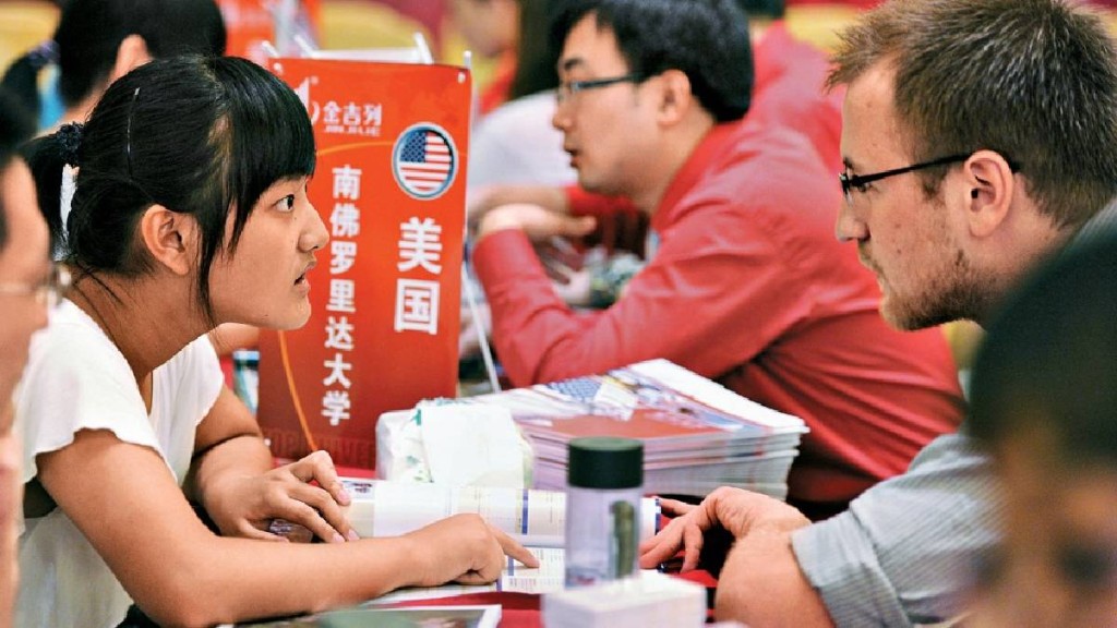 美国高校代表（右）在南京提供留学咨询。