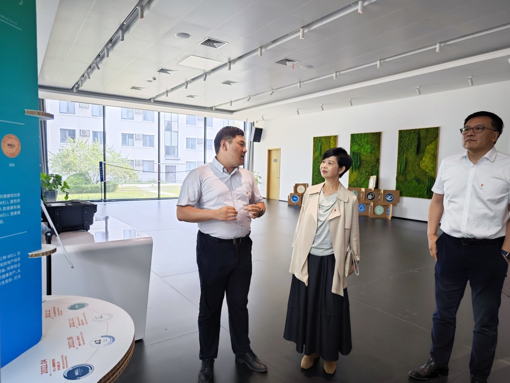 她在實驗室參觀不同的展示廳,包括兒童友好、青年為本,以及適用於長者居家安老的場景。何永賢FB圖片 她在實驗室參觀不同的展示廳,包括兒童友好、青年為本,以及適用於長者居家安老的場景。何永賢FB圖片
