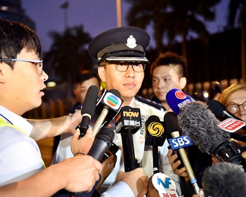 警方指理大有人爬渠5男1女逃離被捕。