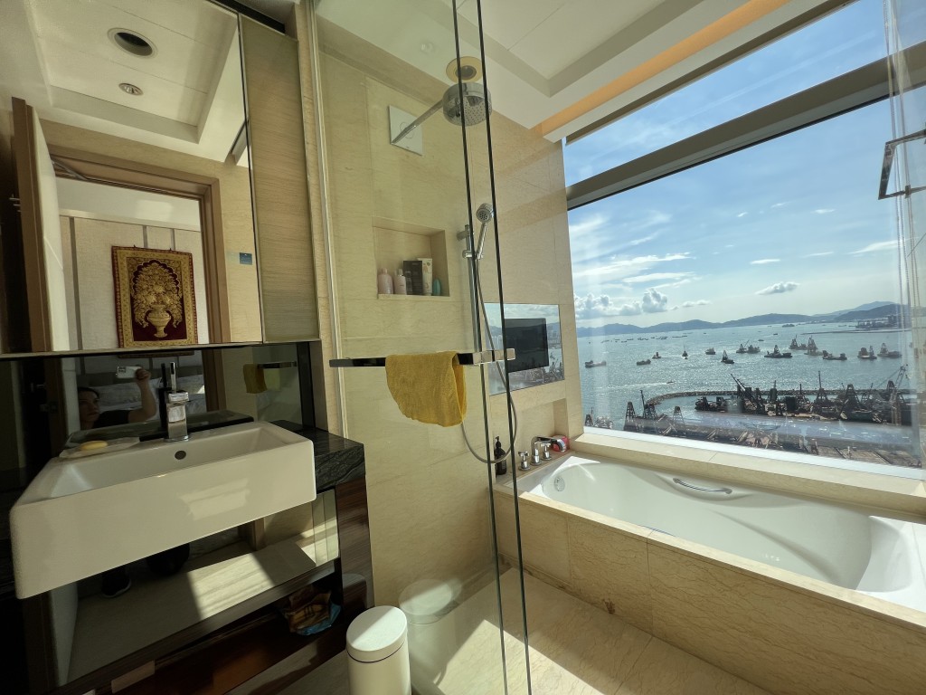浴室以玻璃门分隔出浴区，备有按摩浴缸及淋浴区。