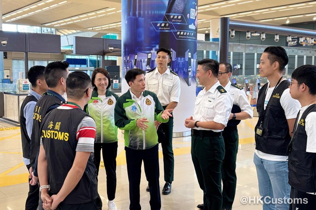署理海關關長胡偉軍及海關助理關長(邊境及港口)蔣依莉,今日亦親臨香港口岸視察通關情況。 署理海關關長胡偉軍及海關助理關長(邊境及港口)蔣依莉,今日亦親臨香港口岸視察通關情況。