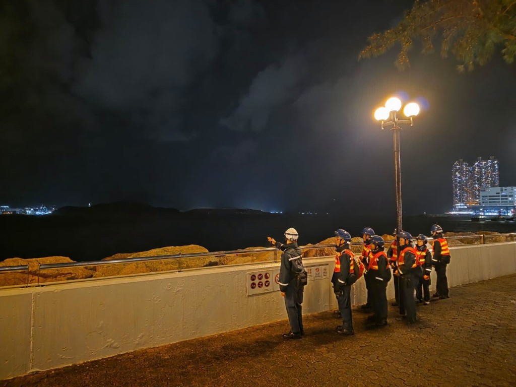 民安隊加強岸邊巡邏。 民安隊加強岸邊巡邏。