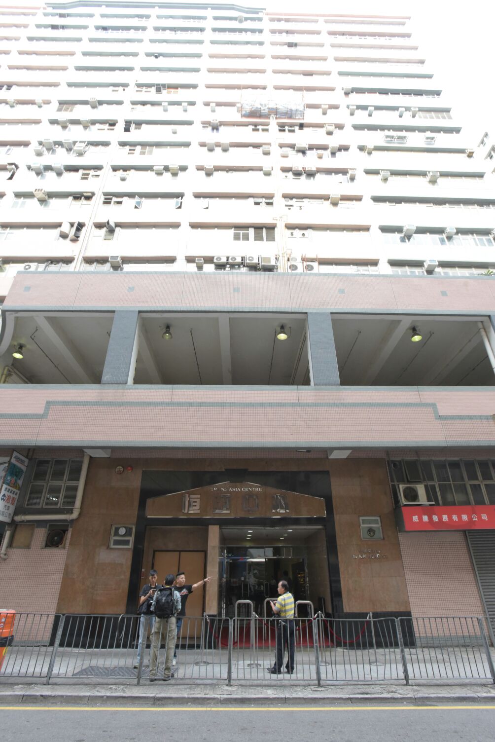 探員到香港寬頻葵涌辦公室調查。黃文威攝