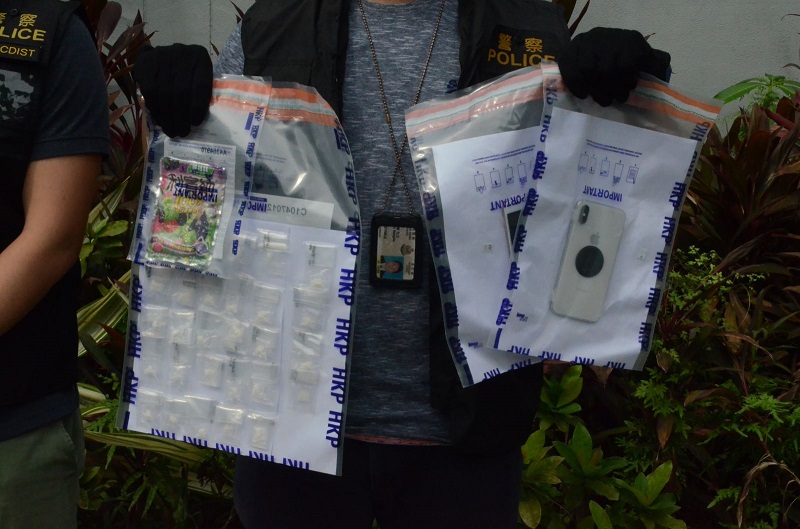 警方展示檢獲的糖果包及毒品。