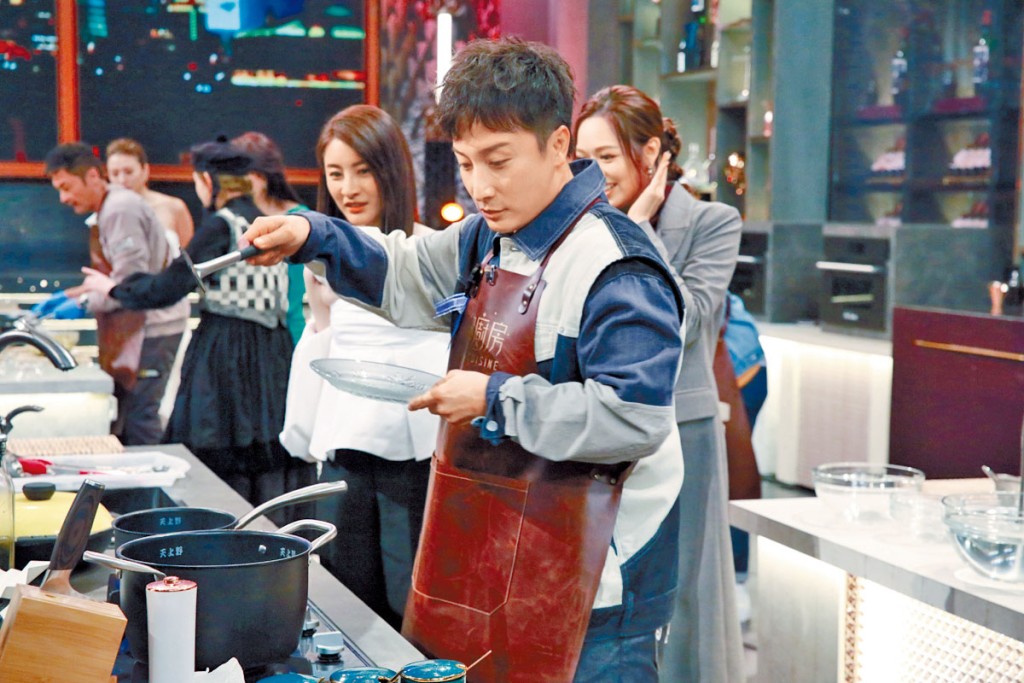 身为《美女厨房》元祖级主持的小方，今次上《男神厨房》惨被惩罚。