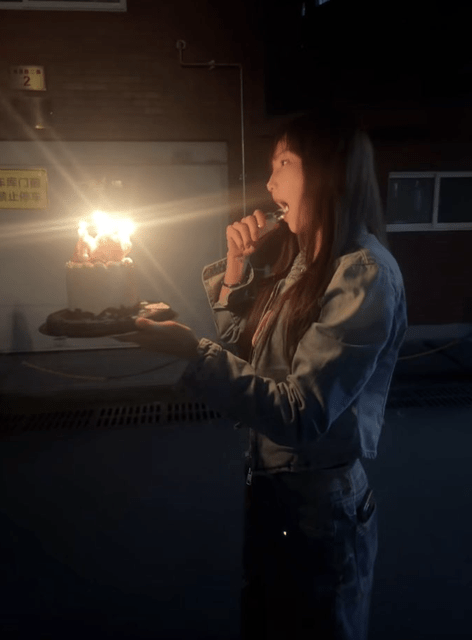 內地女演員王添羽日前為慶祝27歲生日，跟風拍攝噴火蛋糕影片（王添羽影片截圖）