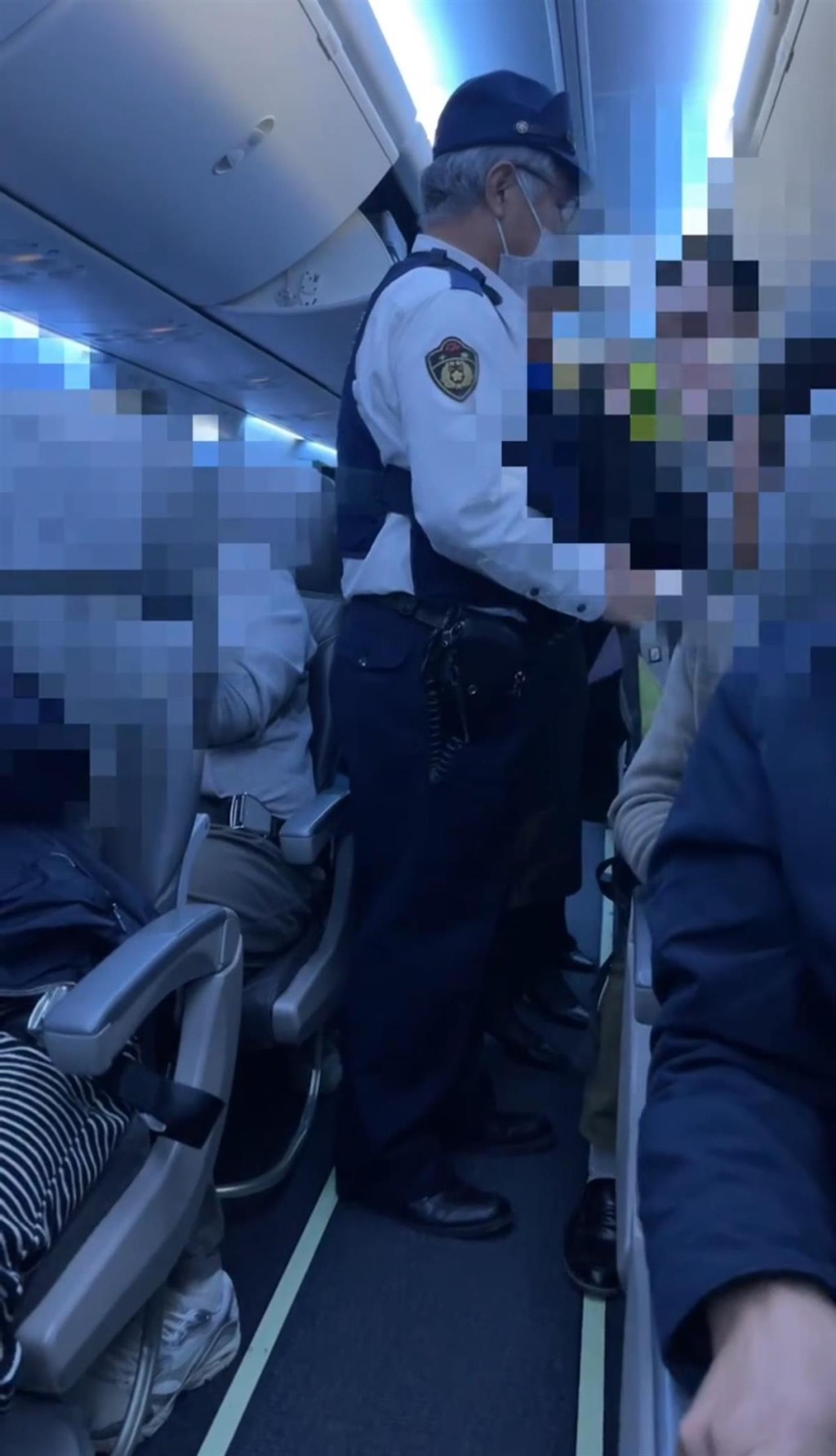 乘客大閙飛機後，航班要折返東京成田機場。極目新聞