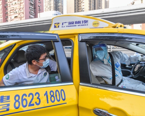 的士司機全副防疫裝備於廣州高風險區域接送高考生。新華社 
