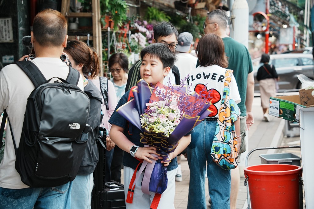 市民到花墟買花為母親送上心意。汪旭峰攝 市民到花墟買花為母親送上心意。汪旭峰攝
