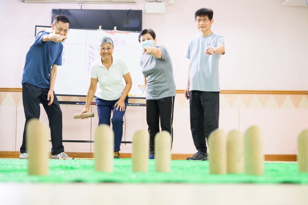 除慢性疾病,身體「衰弱」(Frailty)亦是許多長者面對的挑戰,但衰弱並非不可逆轉。長者的健康狀態大致可分為「健康」(Non-frail)、「衰弱前期」(Pre-frail)及「衰弱」(Frail)三個階段。 除慢性疾病,身體「衰弱」(Frailty)亦是許多長者面對的挑戰,但衰弱並非不可逆轉。長者的健康狀態大致可分為「健康」(Non-frail)、「衰弱前期」(Pre-frail)及「衰弱」(Frail)三個階段。