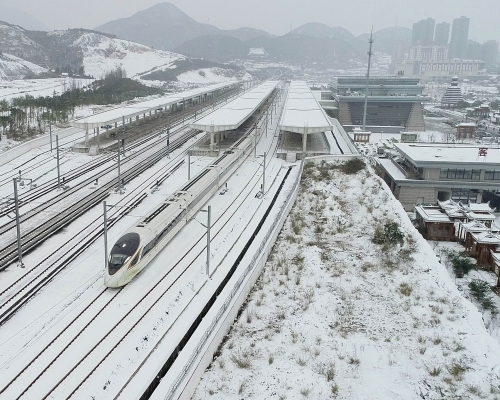 明日起，全国铁路将实施新的列车运行图。 新华社