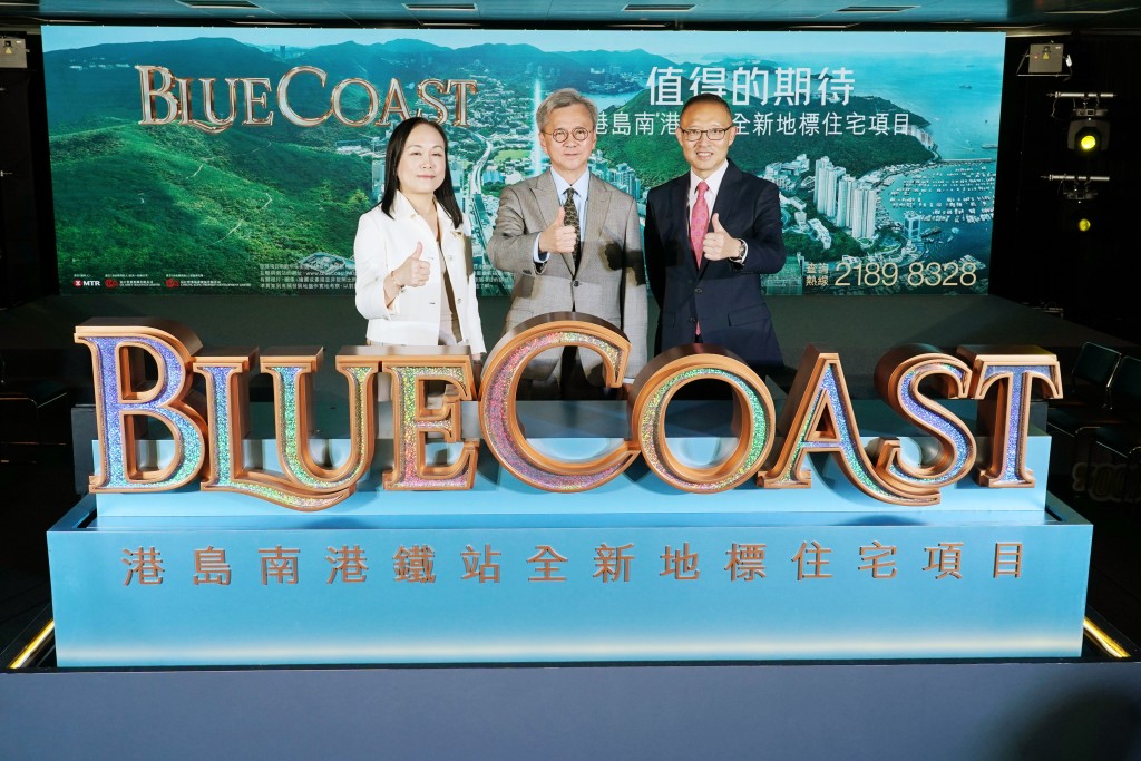 長實營業部首席經理郭子威（右）表示，Blue Coast每呎成本價約2.8萬元。