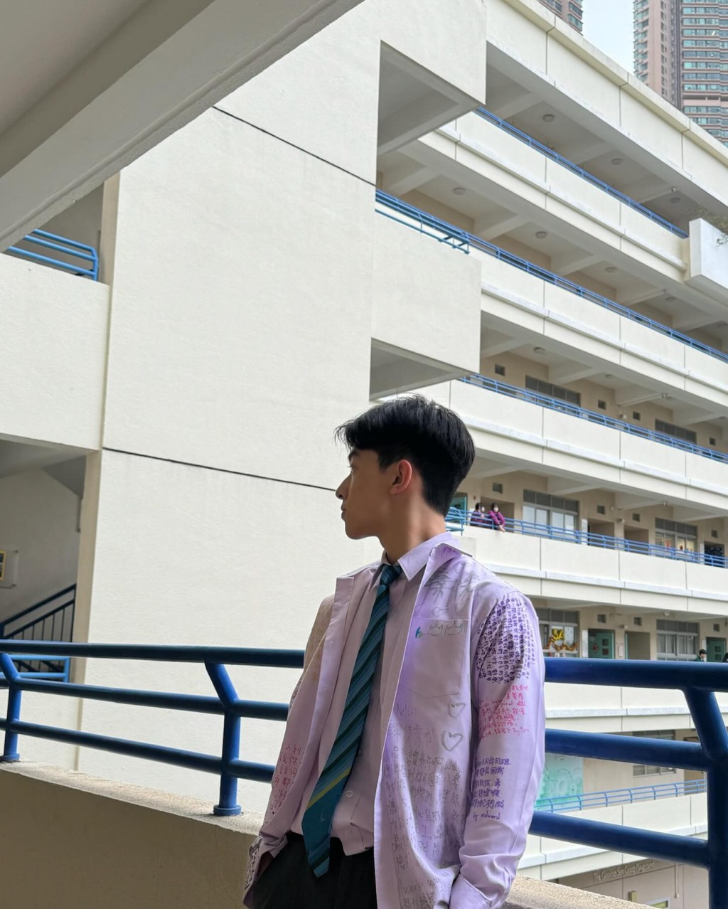杨凯博近日在IG分享三张校园生活照，可见其校服写满同学仔留言字句。