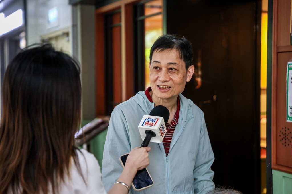 居於鳳德邨附近的羅先生。 居於鳳德邨附近的羅先生。