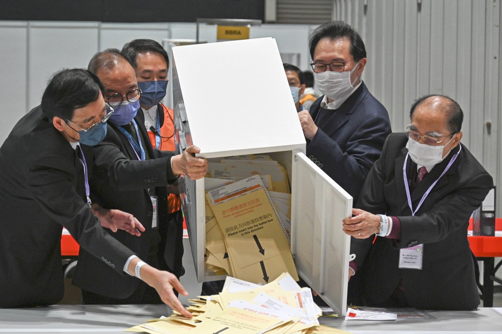 若選票被檢測出有可能屬無效選票，投票箱會提醒選民確認選票是否填劃有誤。