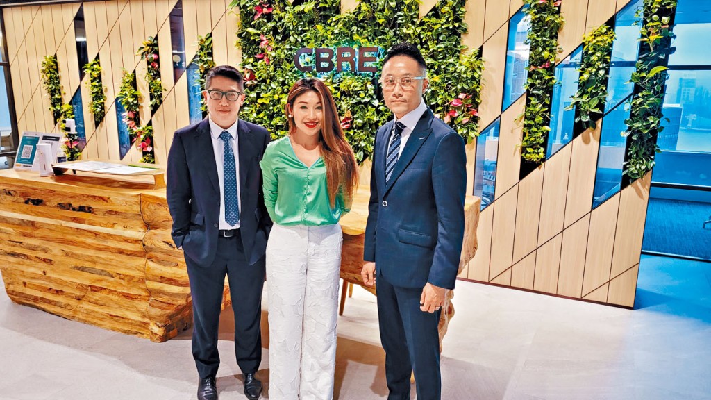 世邦陳錦平（右一）稱醫療保健行業對商用物業需求持續增加。左起︰溫運強、馮慧詩。