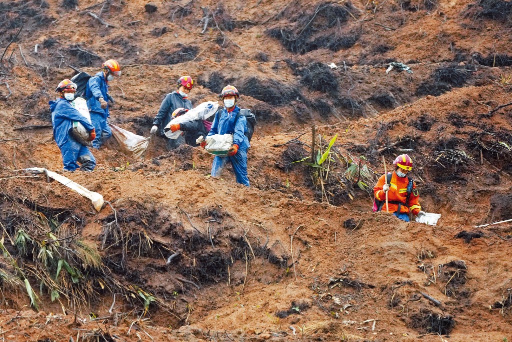 搜寻人员扩大搜索范围，共已发现飞机残骸一百八十三份、遇难者遗物二十一件和部分遇难者残骸。