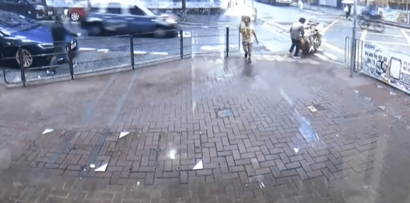 一名婆婆推着滿載紙皮的車仔出馬路。(影片截圖)