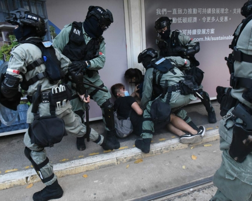 持續示威中警方制服大量人士。資料圖片